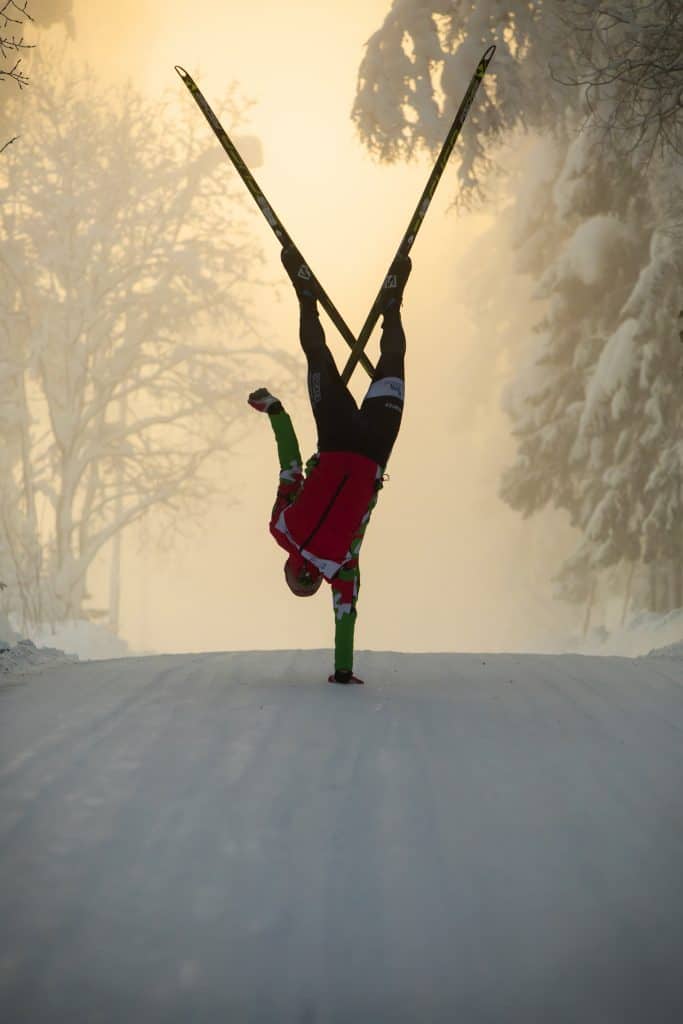 Person som står på händer med längdskidor på. Fotograf: Susanne Kvarnlöf