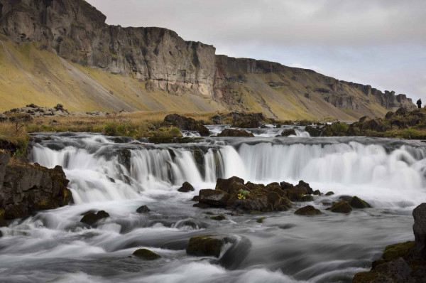 Ett vattenfall med berg i bakgrunden. Foto: Susanne Kvarnlöf