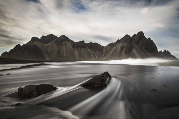 Spetsiga berg med vatten framför. Fotograf: Susanne Kvarnlöf