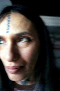 Kvinna med tatueringar i pannan. Fotograf: Susanne Kvarnlöf